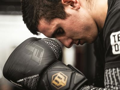 Man in sports gear preparing for a workout session.
